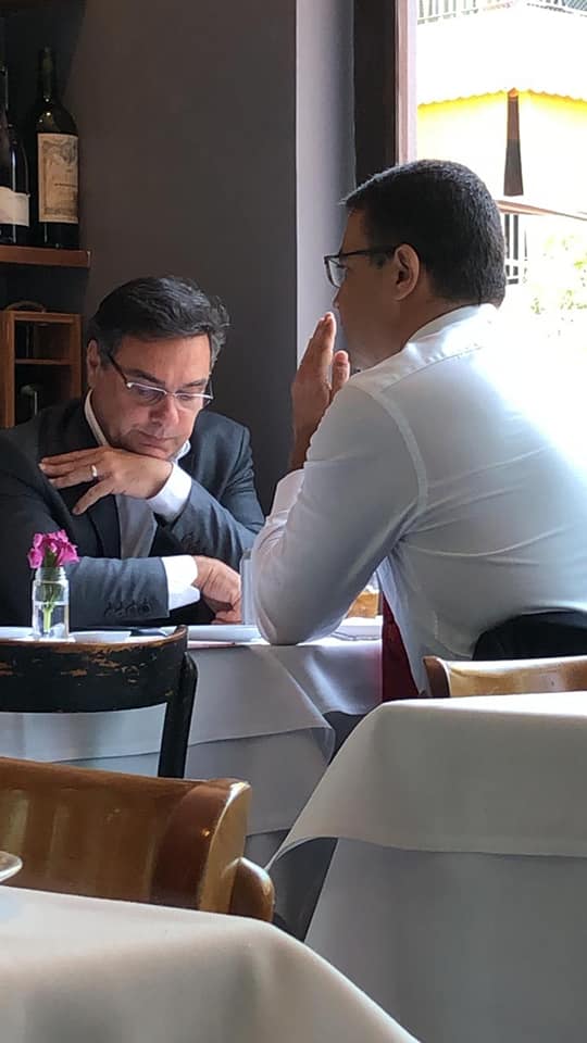 Jornalista Otávio Guedes da Globo News recebendo as informações sigilosas do Chefe do MP na sexta-feira passada no Restaurante Lorenzo Bistrô, ao lado o PGJ do MPRJ de paletó e o jornalista ao seu lado anotando, em frente dele um promotor do GAECO.
