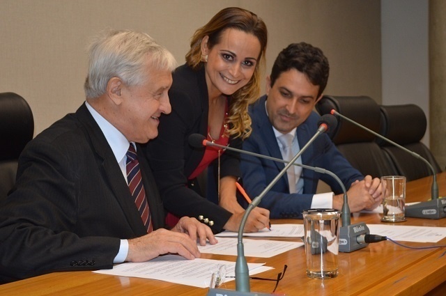 Ana Paula Neves, ao centro, Relações Públicas da Abbp com Edgar Lisboa e Sandro Gianelli