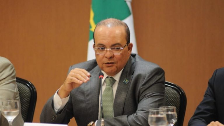 Governador Ibaneis Rocha cai em casa, desmaia e é hospitalizado