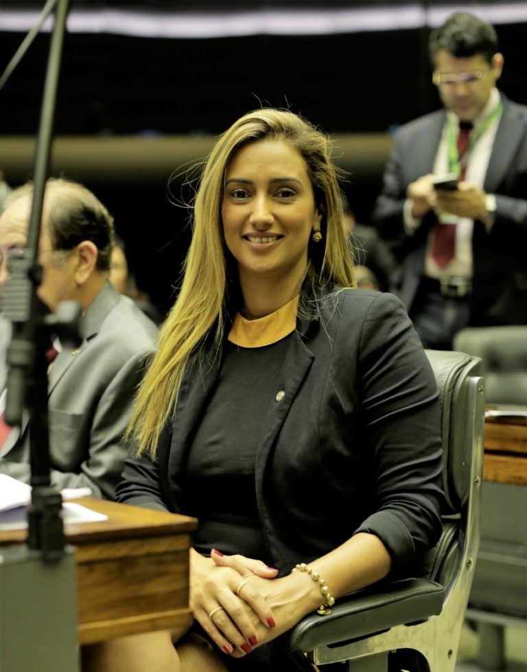 Ministra Flávia Arruda pediu afastamento do cargo na sexta-feira (14) para descansar com a família
