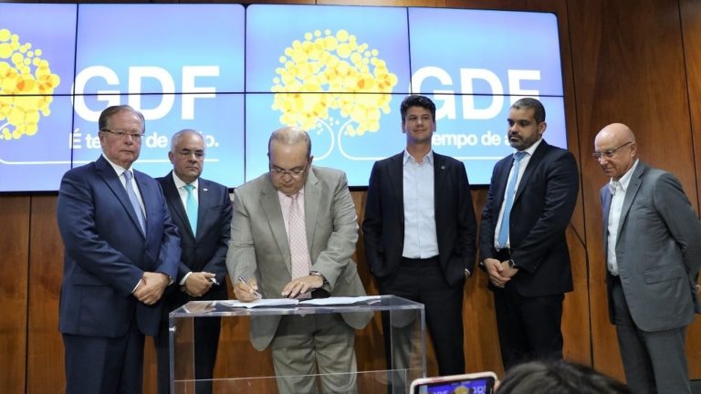 Governo do DF assina contrato com o BNDES para a privatização da CEB