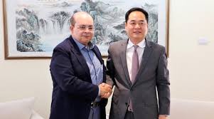 Ibaneis Rocha com o embaixador da China, Yan Wanming: O governador do DF encabeçou as solicitações de Estados e municípios por cooperação com os médicos chineses