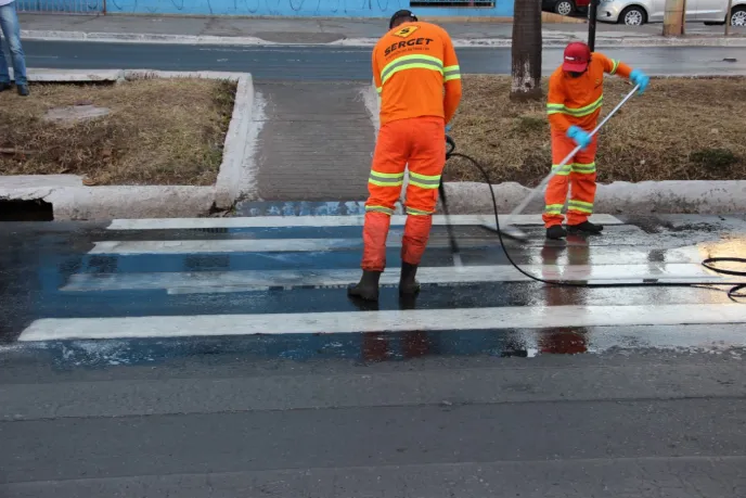 DETRAN/DF em ação de limpeza de faixas de pedestre em Brasília / Cidades Satélites