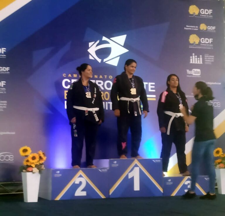 Dona de casa do Distrito Federal conquista medalha de prata no centro-oeste Brasileiro no CUP de Jiu-Jitsu.