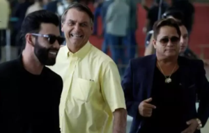 Gusttavo Lima e Leonardo ladeiam o presidente Jair Bolsonaro durante visita ao Palácio