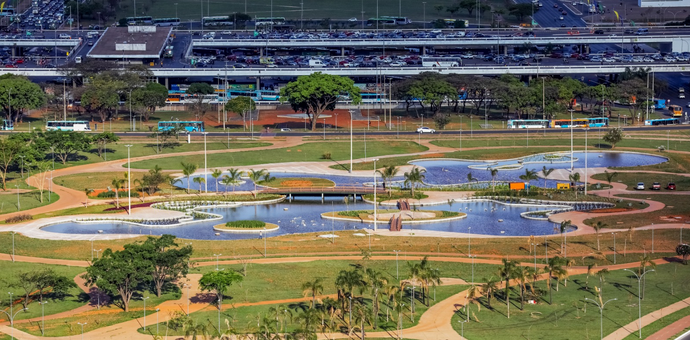 O novo ponto turístico é composto por dois grandes espelhos d’água, pontes, cascatas, caminhos arborizados e passeios.