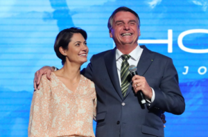 Michelle Bolsonaro e Jair Bolsonaro.