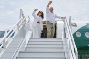 Janja e o presidente Lula ao embarcarem no Airbus para um dos seus tours, mundo afora.
