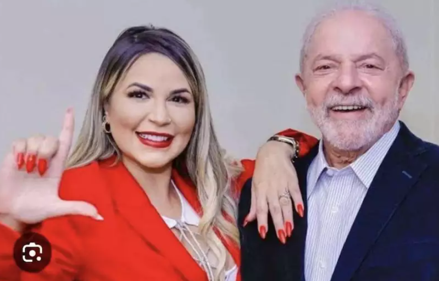 Deolane Bezerra, presa por envolvimento em crimes, faz o "L" ao lado de um sorridente Lula (PT). 