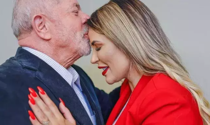 Lula beijando a testa de Deolane, influencer presa em investigação de tráfico de drogas e jogos ilegais.