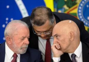 Presidente Lula com os ministros Flávio Dino e Alexandre de Moraes.