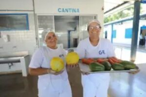 Alimentos de qualidade chegam à merenda escolar com parceria via Emater e pastas da Educação e Agricultura.