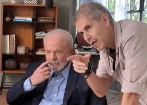 Lula recebendo instruções de Sidônio Palmeira, chefe da Secretaria de Comunicação.