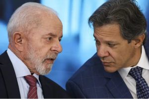 Presidente Lula ao lado do ministro da Fazenda, Fernando Haddad.