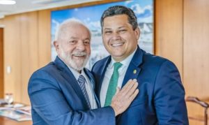 Lula (PT) com o senador e caçador de cargos Davi Alcolumbre.