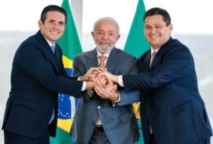 Presidentes da Câmara e do Senado posaram de mãos dadas com Lula.