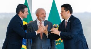 Hugo Motta (E), Lula (C), Davi Alcolumbre (D)