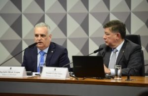 Deputado Alfredo Gaspar (E), relator da CPI Mista do roubo do INSS, e o senador Carlos Viana (D), presidente do colegiado