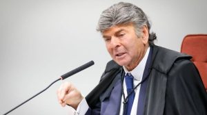 Ministro Luiz Fux expõe voto contundente divergindo sobre julgamento de Jair Bolsonaro no STF.