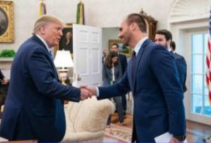 O deputado Eduardo Bolsonaro (PL/SP) mantém proximidade com Donald Trump nos EUA.