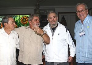 Raúl Castro, presidente de Cuba, e o ministro Franklin Martins também participaram do encontro com Lula e Fidel Castro em Cuba.