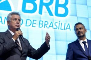 Rollemberg durante evento do BRB ao lado de Vasco da Cunha Gonçalves, preso pela PF por receber suborno.