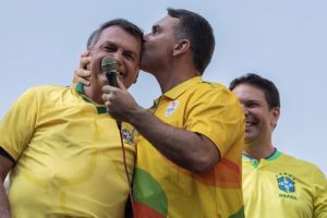 Flávio Bolsonaro (PL/RJ) confirmou nesta sexta-feira (5) ter sido escolhido pelo pai, o ex-presidente Jair Bolsonaro.
