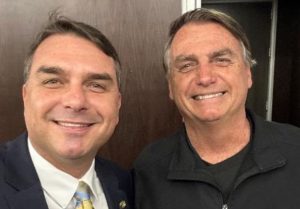 Flávio Bolsonaro (PL/RJ) confirmou nesta sexta-feira (5) ter sido escolhido pelo pai, o ex-presidente Jair Bolsonaro.