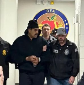 Agentes do DEA, que participaram de sua prisão, mostram o ex-tirano em perfeitas condições.