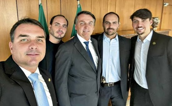 Flávio, Carlos, Eduardo, Renan e Jair Messias Bolsonaro. 