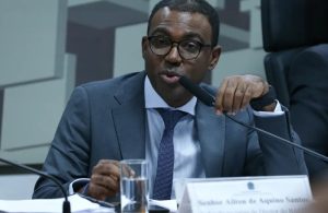 Diretor de Fiscalização do BC, Ailton de Aquino Santos.