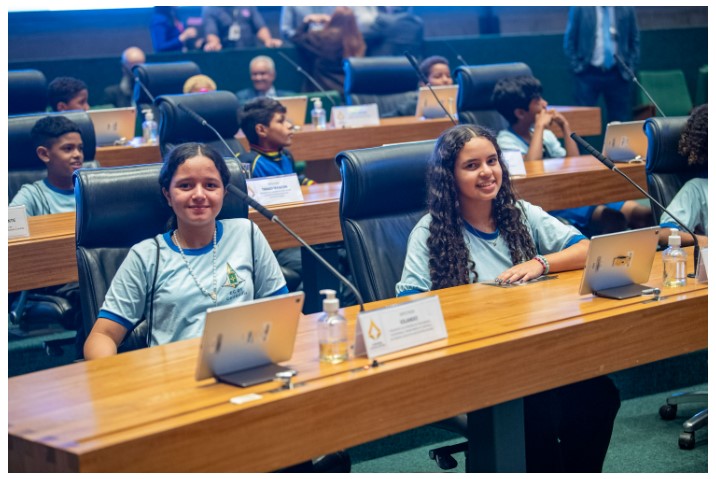 Estudantes visitam a Câmara Legislativa do DF.