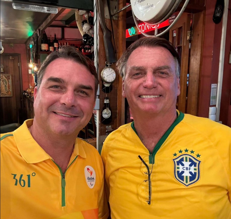 Senador Flávio Bolsonaro (PL) e seu pai o ex-presidente Jair Bolsonaro (PL)