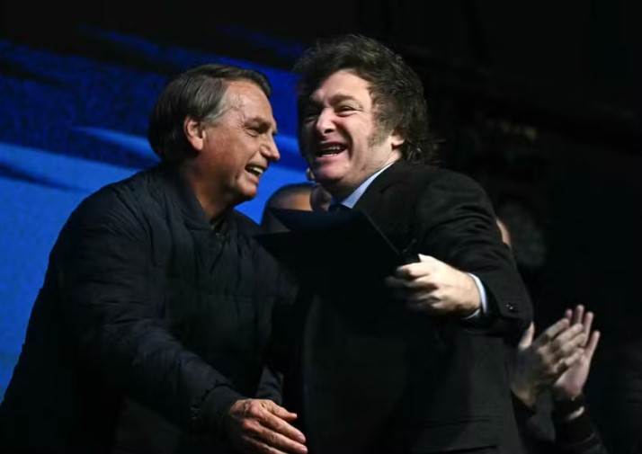 Presidente da Argentina, Javier Milei, anunciou, na sexta-feira (10), que em duas semanas estará no Brasil para encontrar o ex-presidente Jair Bolsonaro (PL).