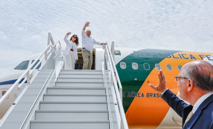 Viagens de Lula o “<em><strong>Joe Biden Brasileiro</strong></em>” com Janja (Rosângela) Lula da Silva (PT) e aspones somam quase 6 voltas ao mundo.