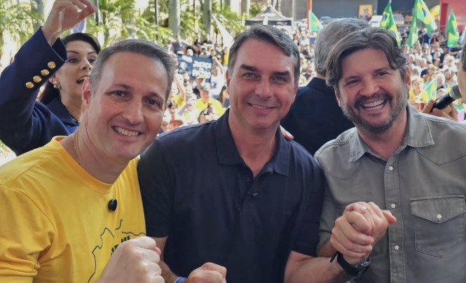 Guilherme Derrite (PP), Flávio Bolsonaro (PL/RJ) e André do Prado (PL)